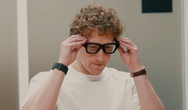 스마트 안경을 테스트 중인 마크 저커버그 메타 최고경영자. 메타 유트브 갈무리