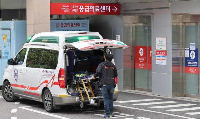 2024년 10월 서울 한 대형병원 응급실에 구급차가 서 있다. 연합뉴스