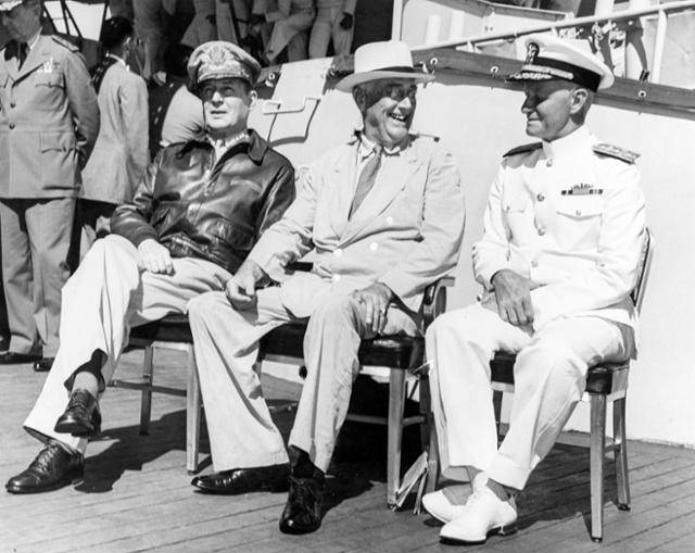 프랭클린 루스벨트(가운데) 대통령이 1944년 7월 남서태평양사령관 더글러스 맥아더(왼쪽)와 태평양사령관 체스터 니미츠를 하와이에 불러 담소를 나누고 있다 뒤에 보이는 장군은 합찹의장 윌리엄 리히 장군이다. 미 해군
