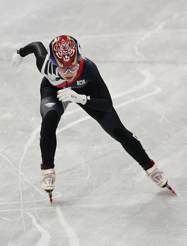 쇼트트랙 대표팀 이소연이 10일(현지시간) 이탈리아 밀라노 아이스스케이팅 아레나에서 열린 쇼트트랙 여자 500m 예선에서 질주하고 있다. 김종호 기자