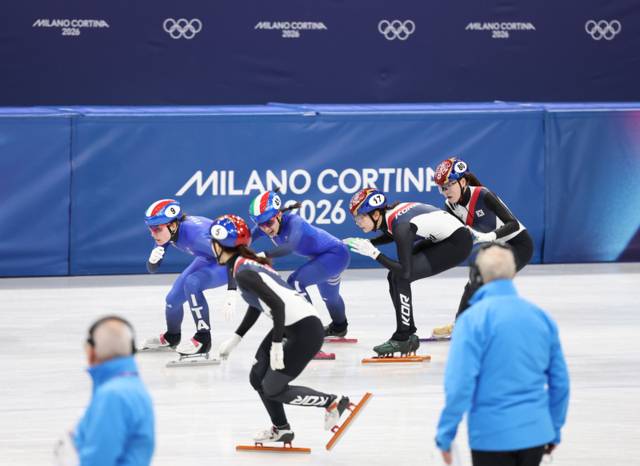 ▲ 18일(현지시간) 이탈리아 밀라노 아이스스케이팅 아레나에서 열린 2026 밀라노-코르티나담페초 동계올림픽 쇼트트랙 여자 3000m 계주에서 노도희가 심석희와 주자 교대를 하고 있다. 이날 한국 쇼트트랙 대표팀은 금메달을 차지했다. 연합뉴스