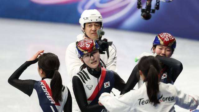 여자 계주에서 강한 힘으로 최민정을 밀어주며 역전의 발판을 만든 심석희는 금메달을 딴 뒤 눈물을 흘렸습니다. (사진 출처 : 연합뉴스)