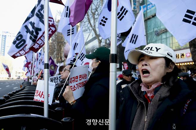 12·3 불법계엄과 관련해 내란 우두머리 혐의로 기소된 윤석열 전 대통령의 1심 선고일인 19일 서울중앙지법 앞에서 지지자들이 공소 기각 집회를 열고 있다. 문재원 기자