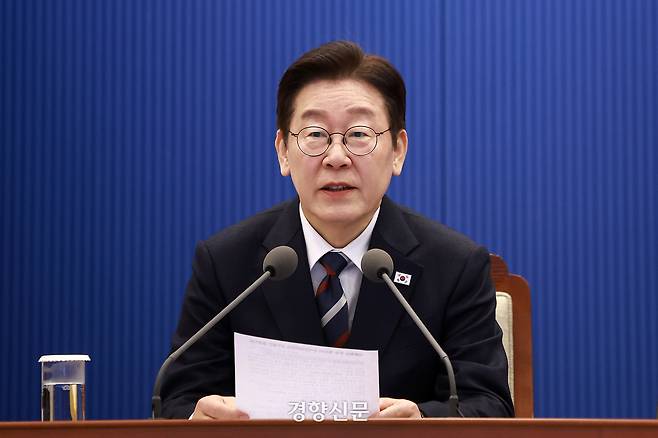이재명 대통령이 19일 청와대 여민관에서 열린 수석보좌관회의에서 모두발언을 하고 있다. 청와대사진기자단