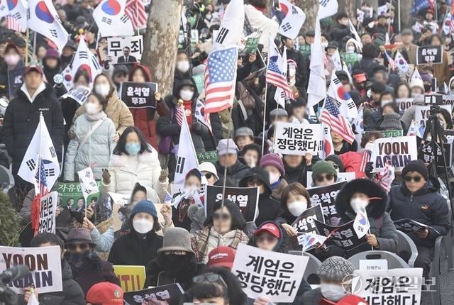 12·3 비상계엄 사태와 관련해 내란 우두머리 혐의로 기소된 윤석열 전 대통령이 19일 1심에서 무기징역을 선고받았다. 재판이 열린 서울중앙지법 인근에서는 판결을 둘러싼 찬반 집회가 이어졌다. 사진은 윤 전 대통령의 무죄를 주장하는 지지자들의 집회 모습. 조주현기자