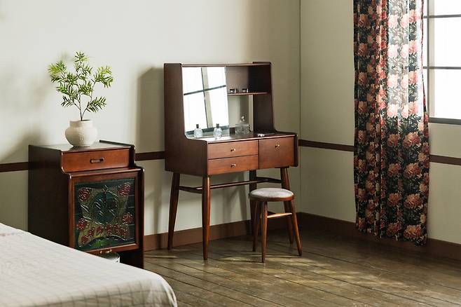 장미맨숀 '리브 원목 화장대' / 사진=장미맨숀 제공