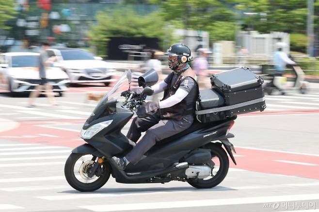 19일 서울 시내 식당가에서 한 배달라이더가 음식을 배달하고 있다. /사진=뉴시스