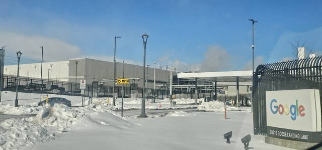 7일 미국 버지니아주 라우든 카운티 애시번에 위치한 구글 데이터캠퍼스에서 서버 냉각 과정에서 생긴 증기가 건물 위로 올라오고 있다.