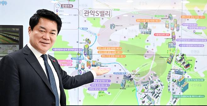 박준희 서울 관악구청장이 헤럴드경제와 인터뷰에서 관악S밸리에 대해 설명하고 있다. 이상섭 기자