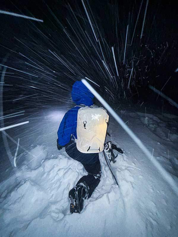 밤에는 눈이 자주 내렸다. 눈이 많아도 쉽게 보딩에 나설 수 없는 날들이 많았다.