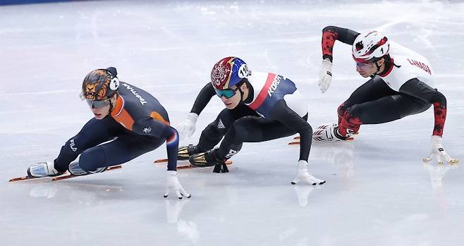 한국 쇼트트랙 국가대표 황대헌이 15일(한국시간) 이탈리아 밀라노 아이스스케이팅 아레나에서 열린 2026 밀라노·코르티나담페초 동계올림픽 쇼트트랙 남자 1500m 결선에서 네덜란드 옌스 판트바우트, 캐나다 윌리엄 단지누와 경합하고 있다. 밀라노 뉴스1