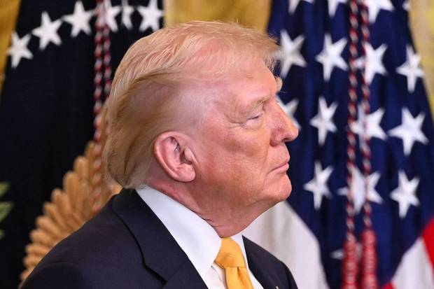 도널드 트럼프 미국 대통령이 18일(현지 시간) 백악관에서 열린 한 행사에서 생각에 잠겨 있다. AFP연합뉴스