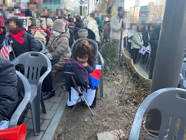 윤석열 전 대통령 내란 혐의 1심 선고 당일인 19일 서울 서초동 서울중앙지방법원 인근에서 개최된 보수 성향 단체 집회에 참석한 한 시민이 윤 전 대통령에 대해 무기징역이 선고되자 눈물을 터뜨리고 있다. 박지우 견습기자