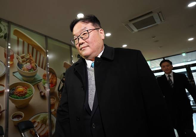 쿠팡의 퇴직금 미지급 의혹을 수사 중이던 문지석 부장검사에게 무혐의 처분 하라고 압력을 행사한 혐의를 받는 엄희준 광주고검 검사가 지난 9일 서울 서초구 안권섭 상설특별검사 사무실로 출석하고 있다. ⓒ연합뉴스