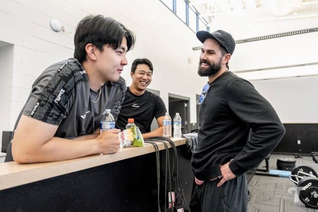 전 LG 외국인 투수 케이시 켈리(맨 오른쪽)가 18일(한국시간) 미국 애리조나주 스코츠데일에서 열린 2026 LG 스프링캠프를 찾아 이민호(왼쪽), 정우영과 재회했다. /사진=LG 트윈스 제공