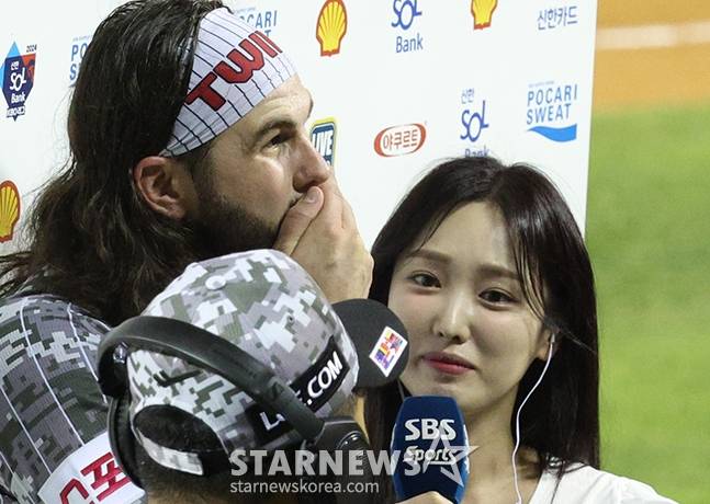 LG 시절 케이시 켈리(왼쪽)가 인터뷰를 하며 눈물을 글썽이고 있다. /사진=김진경 대기자