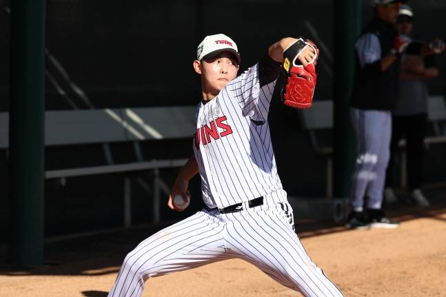 김영우가 최근 미국 애리조나주 스코츠데일에서 열린 2026 LG 스프링캠프에서 투구하고 있다. /사진=LG 트윈스 제공