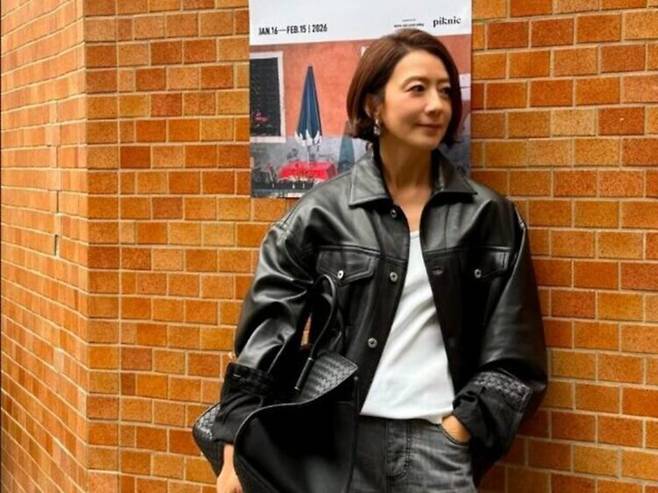 턱선과 맞춘듯한 단정한 보브 컷은 목선을 드러내 얼굴이 작아 보이게 한다. 사진=김희애 소셜미디어