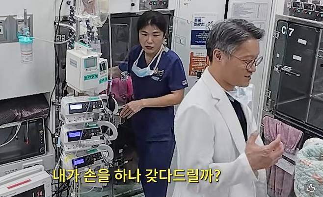 '손 하나 갖다 드릴까?' 엽경아 원장(왼쪽)이 수술 후 사람이 쓰다듬어 주지 않으면 불안해 하는 반려견을 걱정하자 이선태 원장이 손 모형을 가져오려는 모습(고려동물메디컬센터 유튜브 갈무리) ⓒ 뉴스1