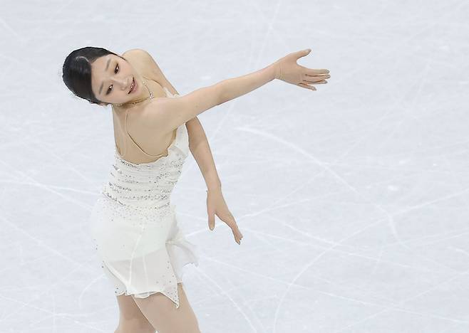 신지아가 19일(현지시간) 이탈리아 밀라노 아이스스케이팅 아레나에서 열린 2026 밀라노-코르티나담페초 동계올림픽 여자 싱글 프리 스케이팅에 출전, 연기를 펼치고 있다. 사진 | 연합뉴스