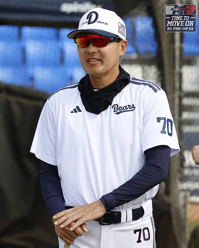 두산 김원형 감독이 호주 시드니 블랙타운 야구장서 진행된 스프링캠프에서 선수들 훈련을 지켜보고 있다. 사진 | 두산 베어스