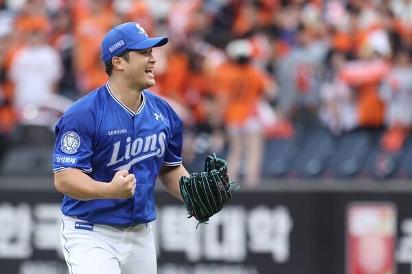 삼성 라이온즈 투수 최원태가 19일 오후 2시 대전 한화생명볼파크에서 열린 2025 신한 SOL뱅크 한국야구위원회(KBO) 포스트시즌(PS) 플레이오프(PO·5전3선승제) 2차전 한화 이글스와의 경기에서 투구를 마친 뒤 환호하고 있다. /사진=삼성 라이온즈