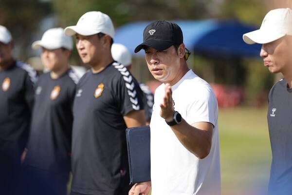 훈련 전 미팅 중인 배성재 감독. /사진=경남FC 제공
