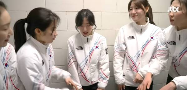 시상식 전 세리머니를 연습하는 한국 쇼트트랙 여자 계주팀. ⓒJTBC