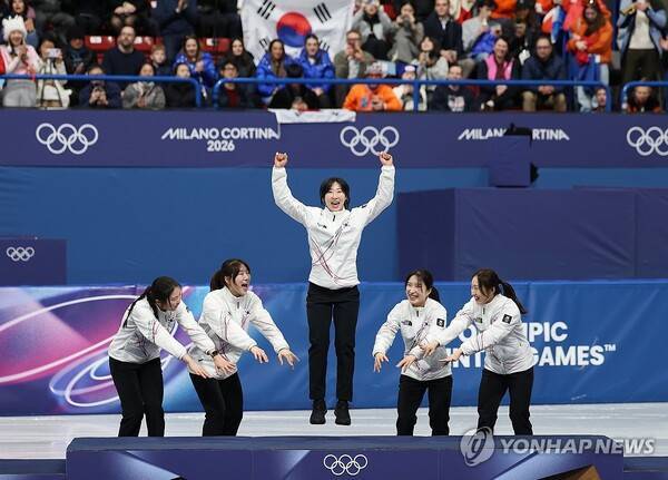 시상식에서 이소연을 위한 세리머니를 완성시키는 한국 여자 쇼트트랙 계주팀. ⓒJTBC