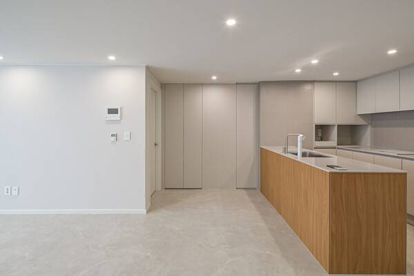 시공 후 거실과 주방 모습. / 사진-디자인더라움 제공