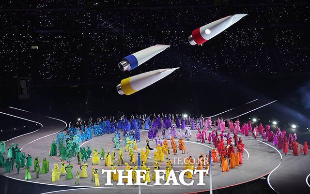 2026 밀라노·코르티나 담페초 동계올림픽 개막식이 열린 지난 6일(현지시간) 이탈리아 밀라노 산 시로 스타디움에서 개막식 공연이 펼쳐지고 있다. /뉴시스