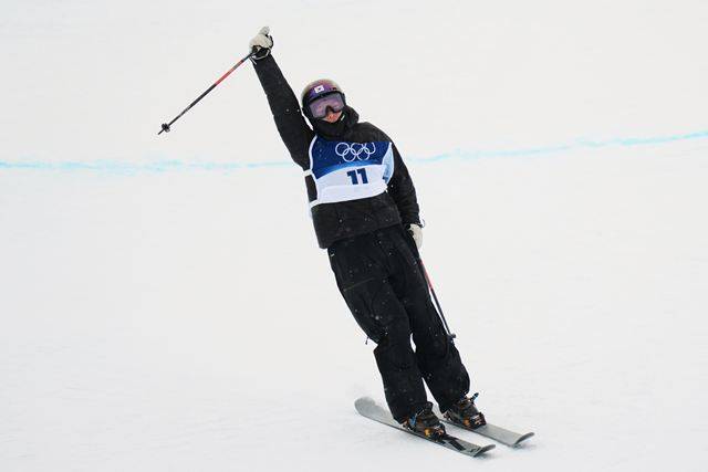 이승훈이 20일(현지시간) 이탈리아 리비뇨 스노파크에서 열린 2026 밀라노·코르티나담페초 동계올림픽 프리스타일 스키 남자 하프파이프 예선 1차 시기를 마친 후 손을 흔들고 있다. 이승훈은 1차 시기에서 76.00점을 받아 10위를 기록하며 한국 선수 최초로 결선에 진출했다. /AP·뉴시스