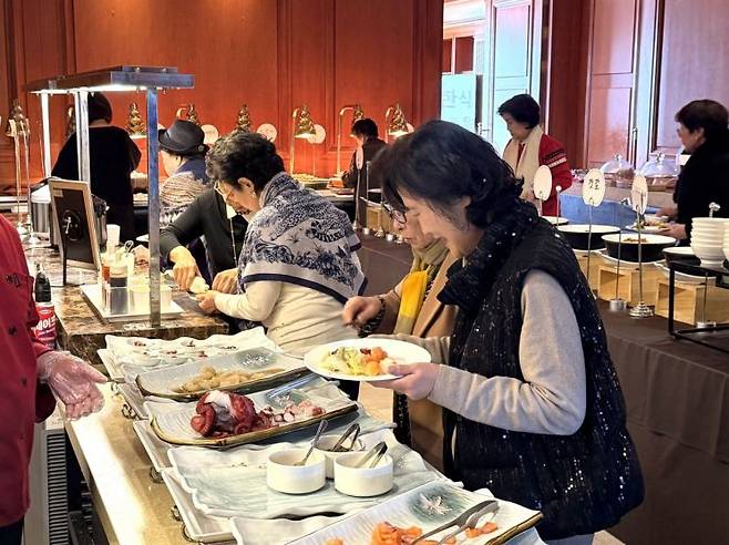 지난 19일 오후 서울 중구 명동의 한 3성급 호텔 뷔페에서 어르신들이 점심 식사를 위해 음식을 고르고 있다. 최근 도심 호텔 식당이 외출과 소통을 위해 모인 고령층의 ‘사교 공간’으로 자리 잡고 있다. 박호수 기자
