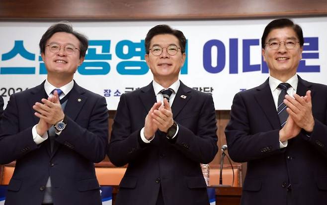 정원오 성동구청장(가운데)이 3일 국회도서관에서 더불어민주당 이해식(오른쪽)·채현일(왼쪽) 의원이 연 서울시 시내버스 준공영제 정책토론회에 토론자로 참석했다. 연합뉴스