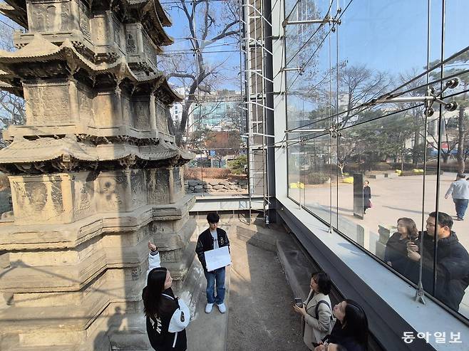 20일 서울 종로구 탑골공원 내 원각사지십층석탑 내부가 1999년 유리보호각 설치 이후 27년 만에 처음으로 개방됐다. 일반인 관람은 3월 4일부터 15일까지며, 성균관대 역사 동아리 학생들이 전시물 해설사로 참여해 설명할 예정이다. 김재명 기자 base@donga.com