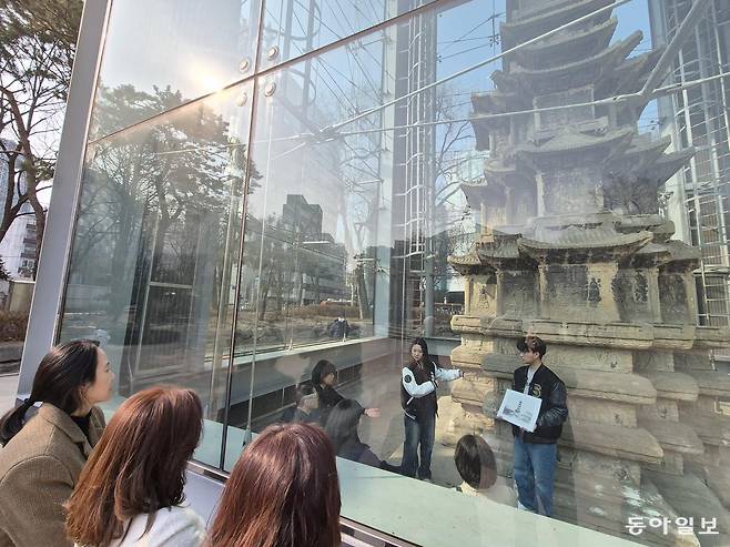 20일 서울 종로구 탑골공원 내 원각사지십층석탑 내부가 1999년 유리보호각 설치 이후 27년 만에 처음으로 개방됐다. 일반인 관람은 3월 4일부터 15일까지며, 성균관대 역사 동아리 학생들이 전시물 해설사로 참여해 설명할 예정이다. 김재명 기자 base@donga.com