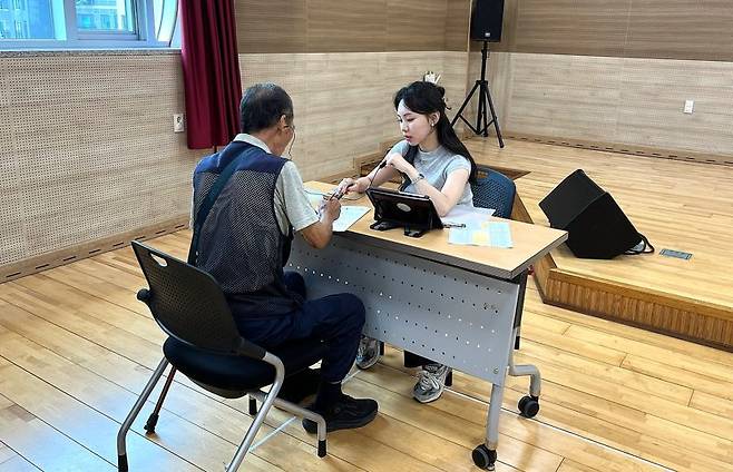 인천 서구는 서구치매안심센터가 지난 5∼12일 지역 내 노인복지시설 4개소 이용자들을 대상으로 치매조기검진을 실시했다. 인천 서구 제공.