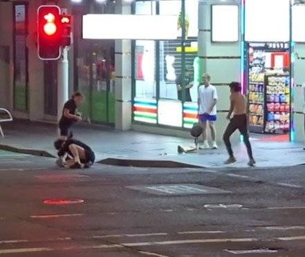 지난 18일 호주 시드니에서 발생한 한국인 집단 폭행 장면을 촬영한 소셜미디어 영상 캡쳐.연합뉴스