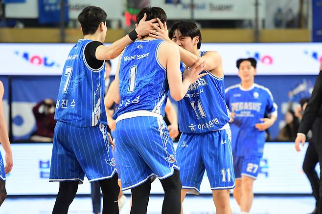 19일 대구체육관에서 열린 2025~26 프로농구 정규리그 SK와의 홈 경기를 승리한 대구 한국가스공사 선수들의 모습. KBL 제공