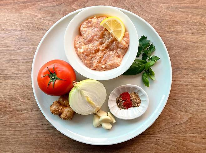 붉은 치킨 커리의 재료. 사진 김희경