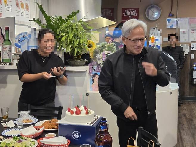 지난 14일(현지시간) 미국 샌타클래라의 ‘99치킨’에서 SK하이닉스와 엔비디아 고대역폭메모리(HBM) 엔지니어들과 ‘소맥 파티’를 하던 중 파리바게뜨 케이크로 황 CEO의 생일을 축하하는 모습. /사진=김인엽 실리콘밸리 특파원