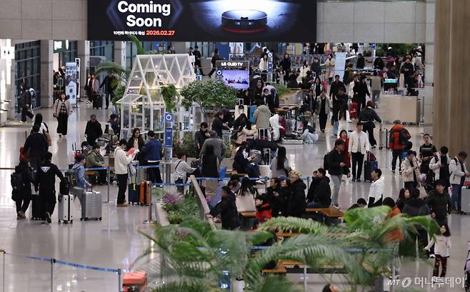 (인천공항=뉴스1) 구윤성 기자 = 설 연휴 마지막날인 18일 오후 인천국제공항 제1여객터미널 입국장이 해외여행객들로 북적이고 있다. 앞서 인천공항은 설 연휴기간 인천공항을 통해 해외를 오가는 인파가 출입국 합계 122만명으로 예측했다. 2026.2.18/뉴스1 Copyright (C) 뉴스1. All rights reserved. 무단 전재 및 재배포, AI학습 이용 금지. /사진=(인천공항=뉴스1) 구윤성 기자