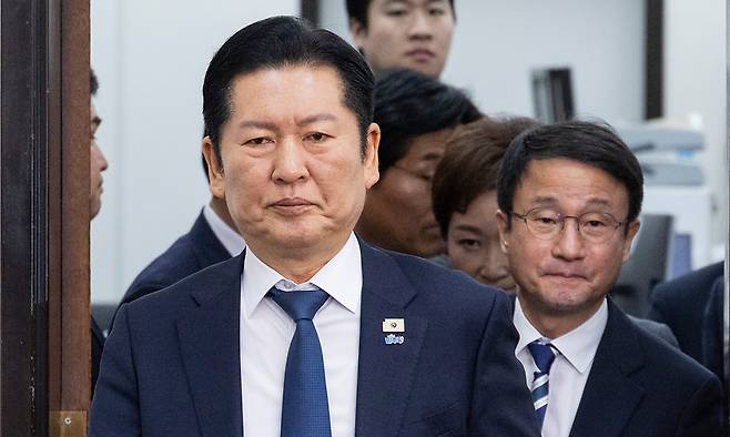 더불어민주당 정청래 대표와 한병도 원내대표, 최고위원들이 20일 국회에서 열린 최고위원회의에 입장하고 있다. 연합뉴스