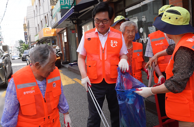 일하는 기쁨… 구순에도 소소한 행복을 - 박 구청장(왼쪽 두 번째) 이 2025년 7월 상도동에서 최고령 어르신 일자리 근무자(왼쪽 첫 번째)와 함께 환경정비 활동을 펼치고 있다. 동작구 제공