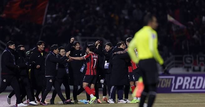 FC서울 선수들이 지난 17일 목동종합운동장에서 열린 ACLE 리그 스테이지 8차전에서 산프레체 히로시마의 자책골에 기뻐하고 있다. 프로축구연맹 제공