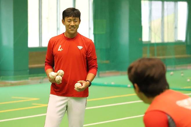 ▲ 성실하게 열정적인 자세로 선수들의 절대적인 신뢰를 받고 있는 이명기 타격 코치 ⓒSSG랜더스