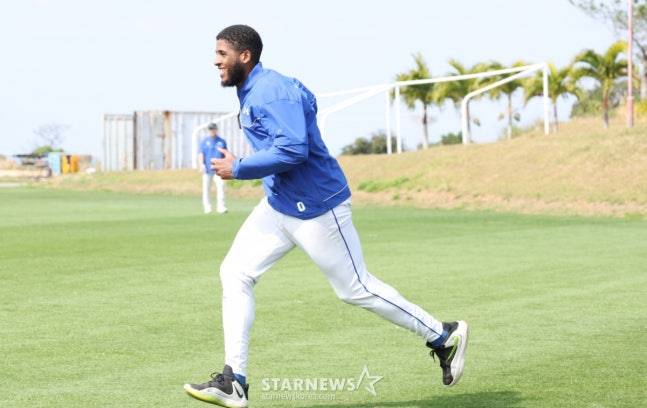 삼성 라이온즈 선수단이 19일 일본 오키나와 온나손 아카마 구장에서 2차 스프링캠프 일정을 진행했다. 다이즈가 밝은 표정으로 러닝 훈련을 하고 있다. /사진=김진경 대기자