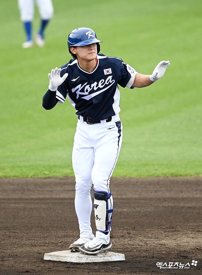 2026 월드베이스볼클래식(WBC)에 출전하는 김도영이 20일 일본 오키나와 온나손의 아카마 구장에서 열린 삼성 라이온즈와의 연습경기에서 1회초 첫 타석에서 2루타를 기록했다. 사진 고아라 기자