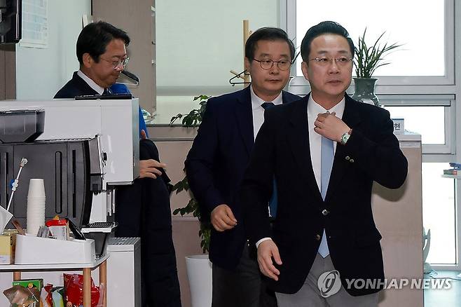 박성준 의원실서 열린 '이재명 대통령 공소취소 모임' 운영위원회 (서울=연합뉴스) 신현우 기자 = 더불어민주당 '이재명 대통령 사건 공소취소와 국정조사 추진을 위한 의원 모임' 상임대표인 박성준 의원(오른쪽)과 공동대표 김승원 의원(왼쪽), 간사 이건태 의원이 운영위원회를 마친 뒤 국회의원회관 박 의원 사무실에서 나오고 있다. 2026.2.20 nowwego@yna.co.kr