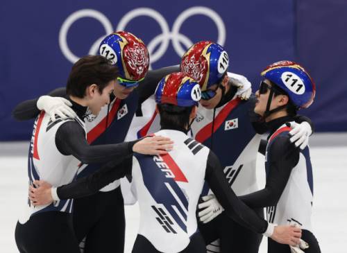 20일(현지시간) 이탈리아 밀라노 아이스스케이팅 아레나에서 열린 2026 밀라노·코르티나담페초 동계올림픽 쇼트트랙 남자 5,000m 계주 결승에서 2위해 은메달을 따낸 한국 황대헌(110), 이정민(111), 이준서(112), 임종언(113), 신동민 등 선수들이 기뻐하고 있다. 있다. 연합뉴스